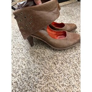 Tsubo Brown Leather Grommet Fold Over Cuff Lace Up Ankle Boot Heels